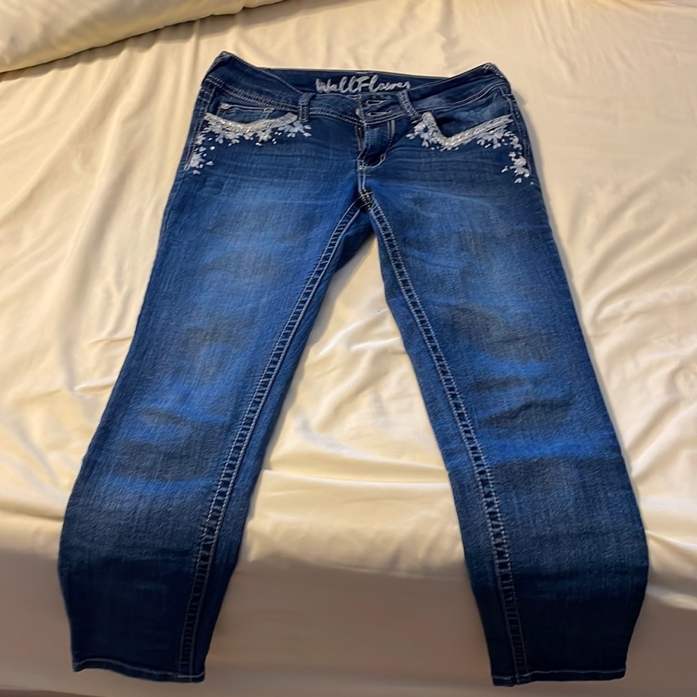 Wallflower size 7 ankle jeans.